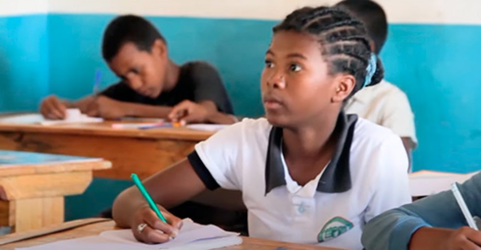 Ayuda a la escuela de zafiros de Madagascar